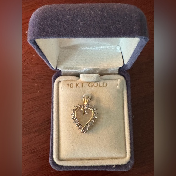 10k gold heart pendant and chain (18”) NWT - Picture 8 of 10